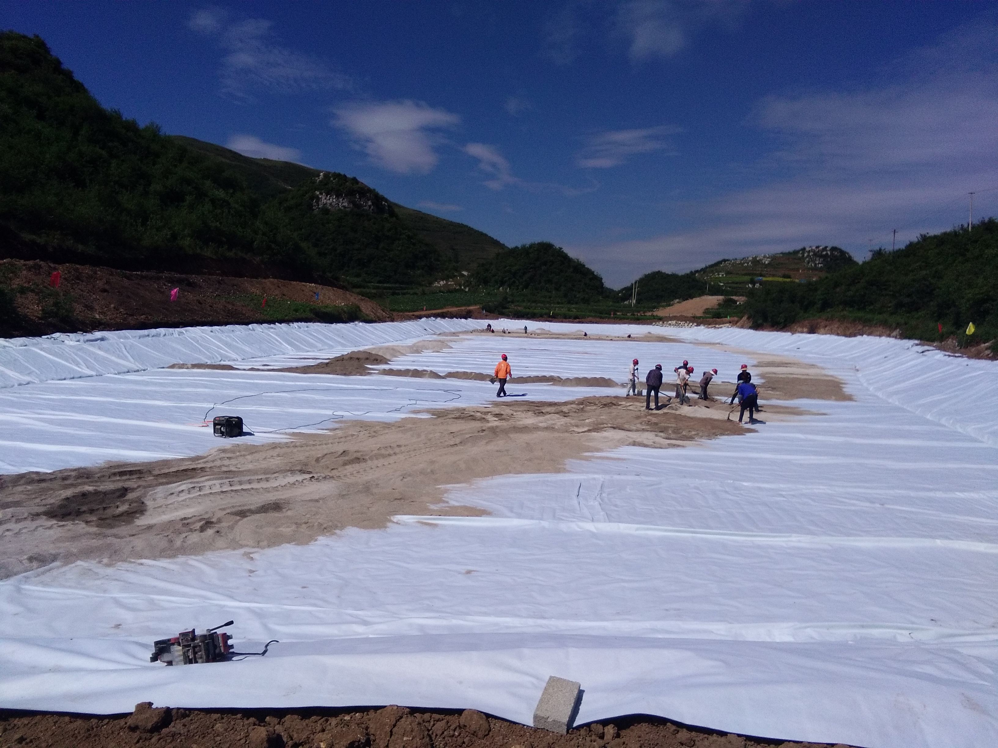 山谷型垃圾填埋場防滲土工膜規(guī)格應(yīng)如何設(shè)計？